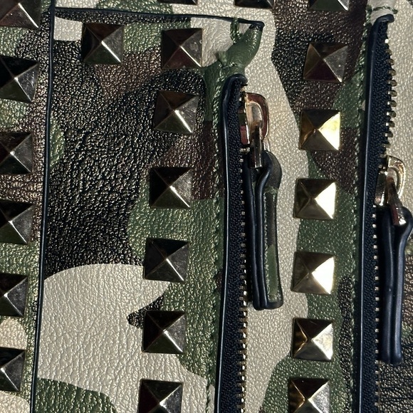 Inzi Camo Studded Crossbody Bag - Picture 3 of 5